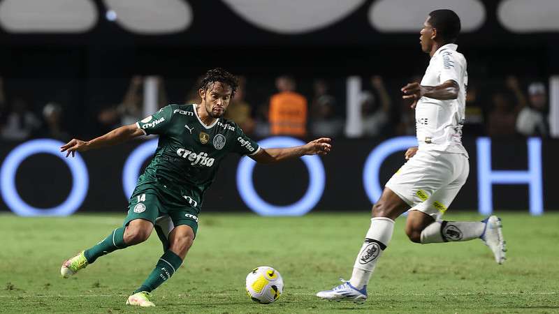 Gustavo Scarpa em jogo do Palmeiras contra o Santos, durante partida válida pela oitava rodada do Brasileirão 2022, na Vila Belmiro.
