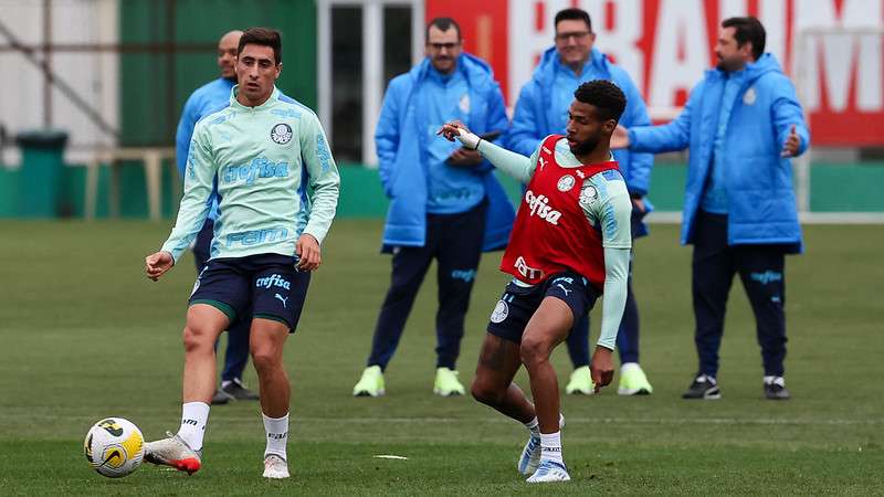 Miguel Merentiel e Wesley durante treinamento do Palmeiras, na Academia de Futebol.