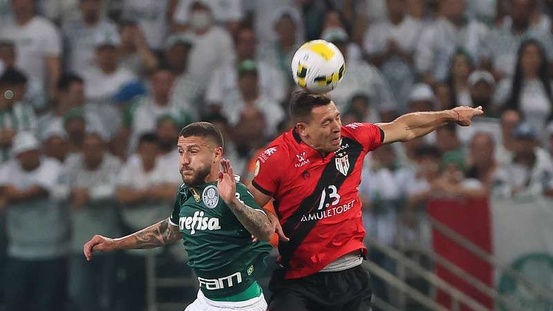 Zé Rafael em disputa pelo Palmeiras na vitória por 4x2 contra o Atlético-GO, durante partida válida pela décima segunda rodada do Brasileirão 2022, no Allianz Parque.