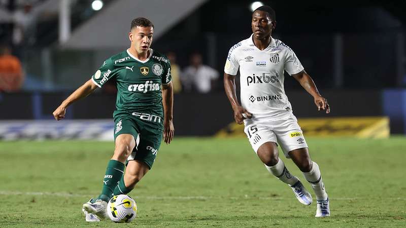 Entre as Crias da Academia, Fabinho é um dos destques do Palmeiras, na foto o atleta em disputa com Angulo do Santos, durante partida válida pela oitava rodada do Brasileirão 2022, na Vila Belmiro.