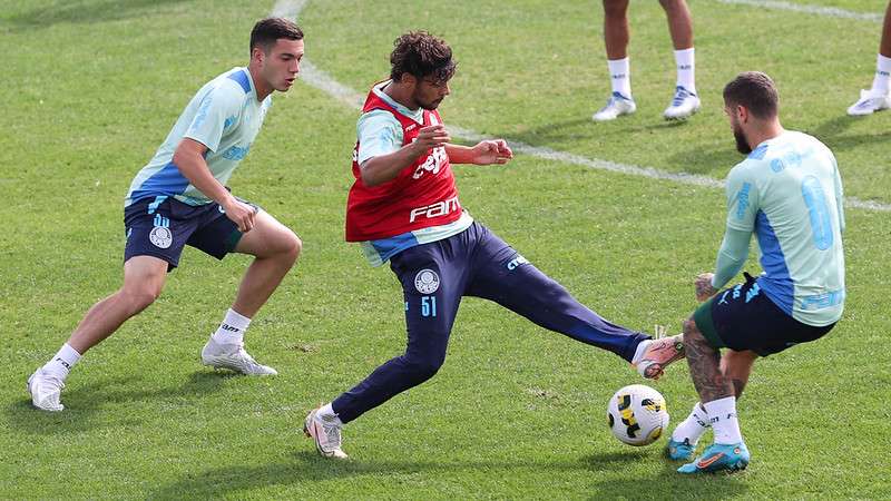 Com a presença do zagueiro Murilo treinando à parte, Fabinho, Gustavo Scarpa e Zé Rafael durante treinamento do Palmeiras, na Academia de Futebol.