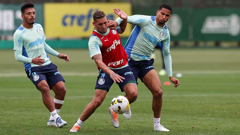 Gabriel Menino, Rafael Navarro e Murilo durante treinamento do Palmeiras, na Academia de Futebol.