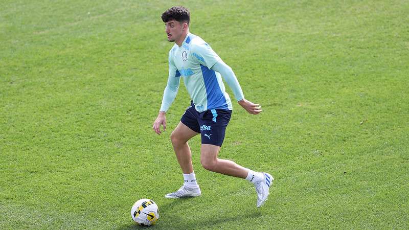 Joaquín Piquerez durante treinamento do Palmeiras na Academia de Futebol.