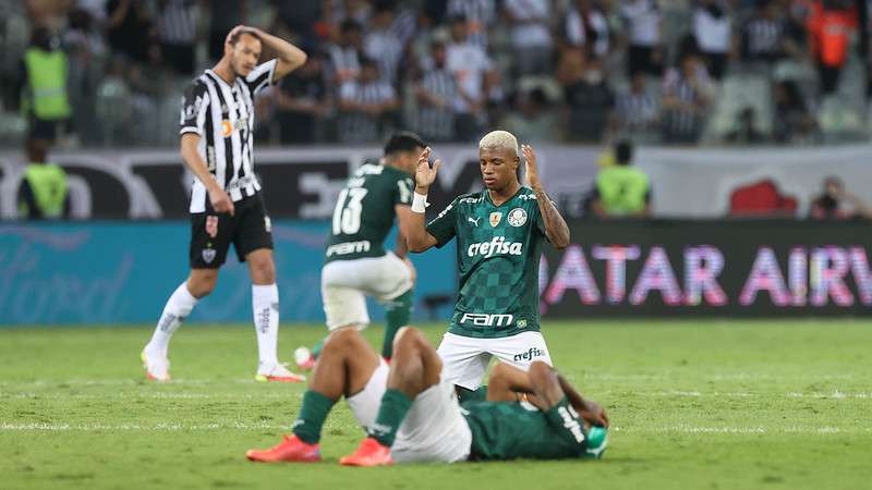 Danilo, Luan e Veron, comemoram classificação do Palmeiras para final da Libertadores após jogo contra o Atlético-MG, durante segunda partida válida pelas semifinais volta da Libertadores 2021, no Mineirão.
