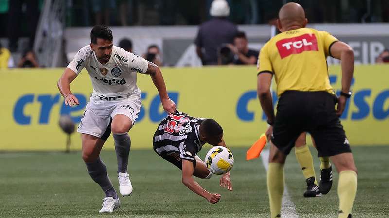 Luan do Palmeiras em disputa com Ademir do Atlético-MG, durante partida válida pela nona rodada do Brasileirão 2022, no Allianz Parque.