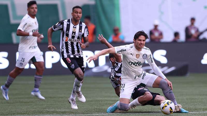 Raphael Veiga do Palmeiras em disputa com Rubens do Atlético-MG, durante partida válida pela nona rodada do Brasileirão 2022, no Allianz Parque.