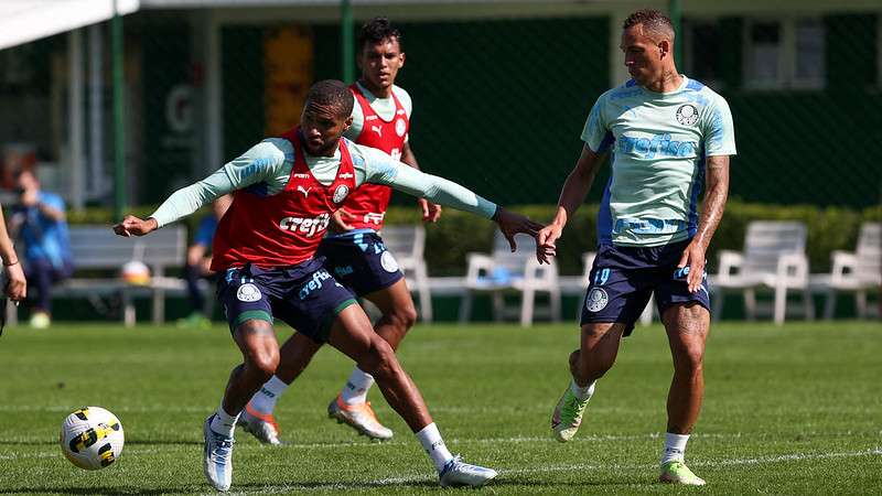 Wesley, Gabriel Veron e Breno Lopes durante treinamento do Palmeiras, na Academia de Futebol.