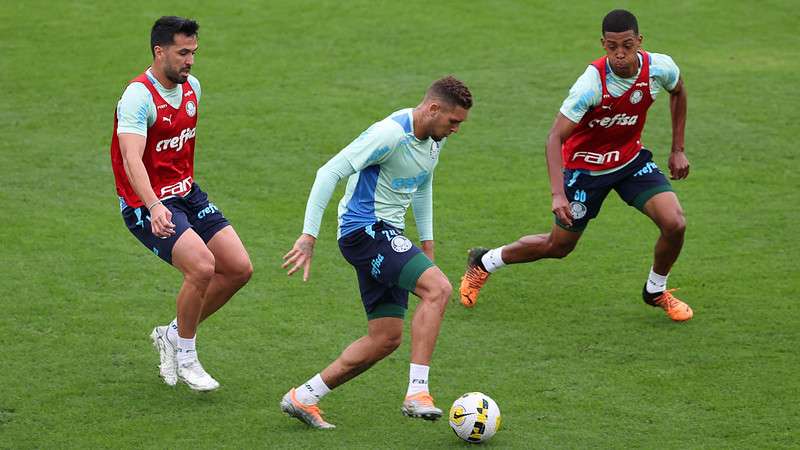 Luan, Rafael Navarro e Vanderlan, durante treinamento do Palmeiras, na Academia de Futebol.