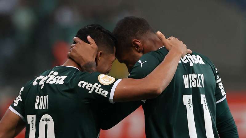 Rony e Wesley comemoram golaço marcado pelo camisa 11 do Palmeiras contra o Botafogo, durante partida válida pela décima rodada do Brasileirão 2022, no Allianz Parque.
