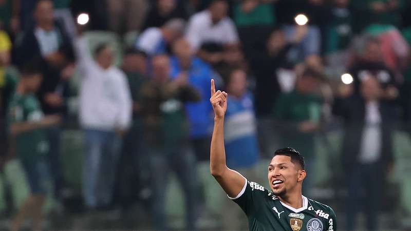 Rony comemora seu gol pelo Palmeiras contra o Botafogo, durante partida válida pela décima rodada do Brasileirão 2022, no Allianz Parque.