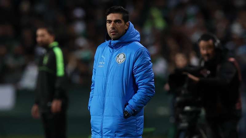 Abel Ferreira em jogo do Palmeiras contra o Coritiba, durante partida válida pela décima primeira rodada do Brasileirão 2022, no Couto Pereira.