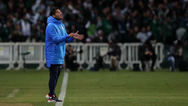 Abel Ferreira em jogo do Palmeiras contra o Coritiba, durante partida válida pela décima primeira rodada do Brasileirão 2022, no Couto Pereira.