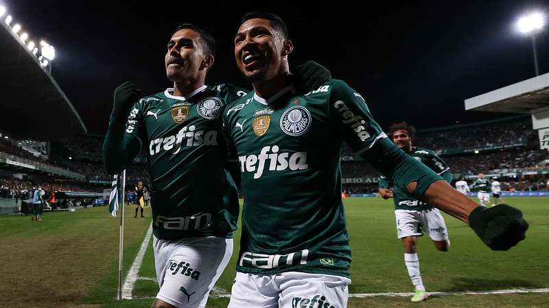 Dudu e Rony comemoram gol do Palmeiras contra o Coritiba, durante partida válida pela décima primeira rodada do Brasileirão 2022, no Couto Pereira.