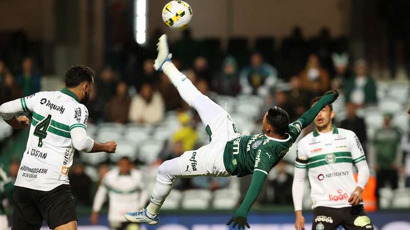 Rony em jogo do Palmeiras contra o Coritiba, durante partida válida pela décima primeira rodada do Brasileirão 2022, no Couto Pereira.