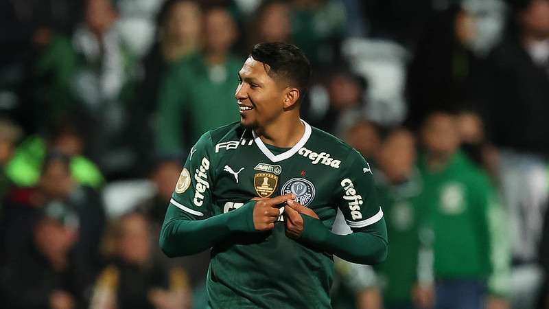 Rony comemora seu gol pelo Palmeiras contra o Coritiba, durante partida válida pela décima primeira rodada do Brasileirão 2022, no Couto Pereira.