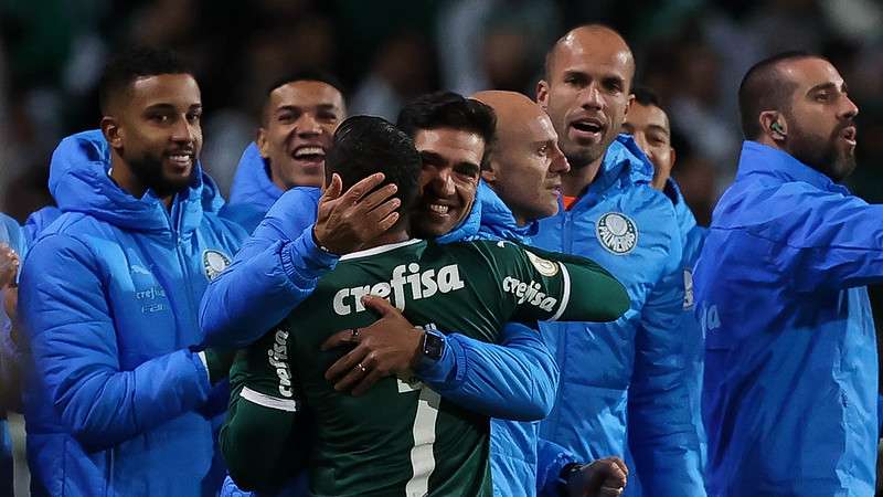 Abel e Dudu comemoram gol do Palmeiras contra o Coritiba, durante partida válida pela décima primeira rodada do Brasileirão 2022, no Couto Pereira.