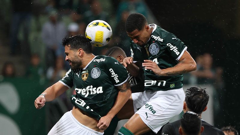 Luan e Murilo em jogo do Palmeiras contra o Coritiba, durante partida válida pela décima primeira rodada do Brasileirão 2022, no Couto Pereira.
