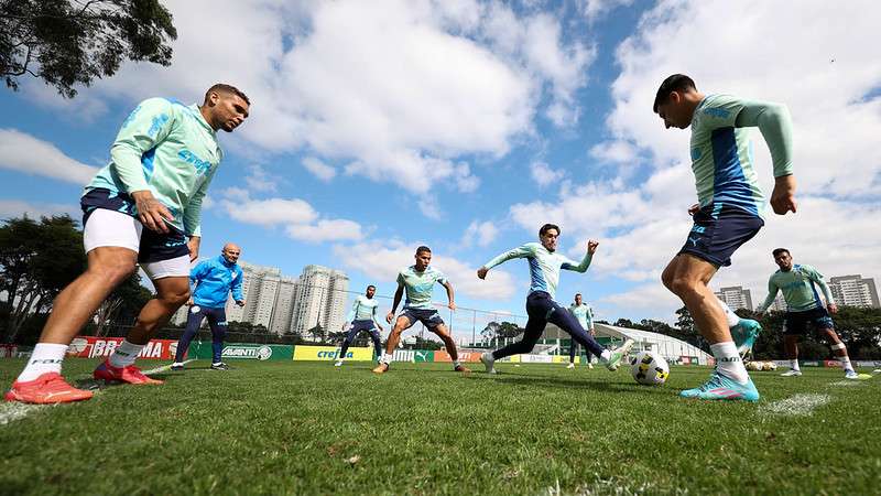 Atletas durante treinamento do Palmeiras, na Academia de Futebol.