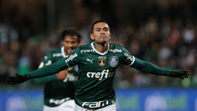 Dudu comemora seu gol pelo Palmeiras contra o Coritiba, durante partida válida pela décima primeira rodada do Brasileirão 2022, no Couto Pereira.