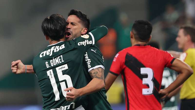 Gustavo Gómez e Luan comemoram gol do Palmeiras contra o Atlético-GO, durante partida válida pela décima segunda rodada do Brasileirão 2022, no Allianz Parque.