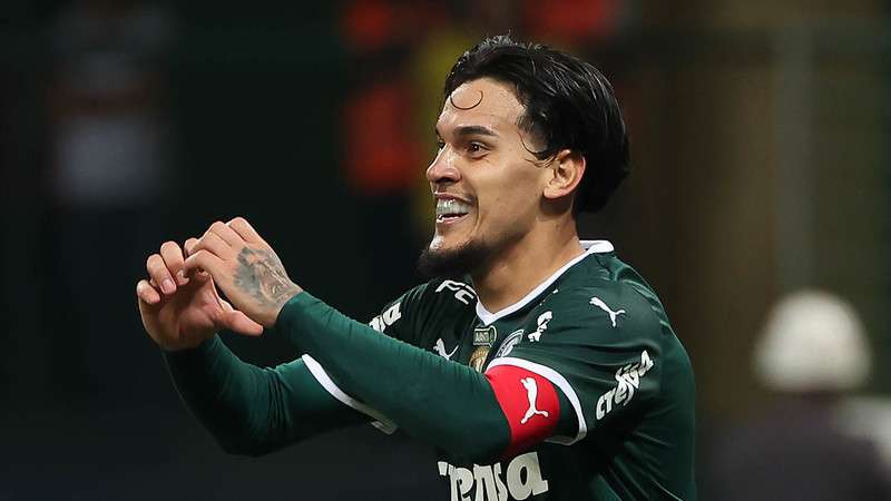 Gustavo Gómez comemora seu gol pelo Palmeiras contra o Atlético-GO, durante partida válida pela décima segunda rodada do Brasileirão 2022, no Allianz Parque.