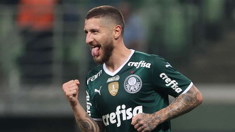 Zé Rafael comemora seu gol pelo Palmeiras contra o Atlético-GO, durante partida válida pela décima segunda rodada do Brasileirão 2022, no Allianz Parque.