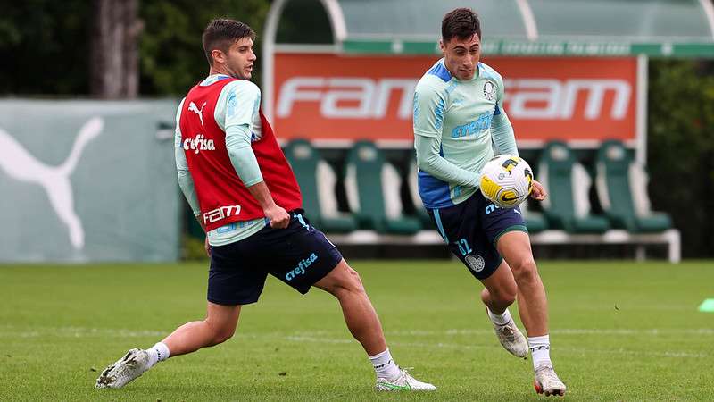 Kuscevic e Merentiel durante treinamento do Palmeiras, na Academia de Futebol.