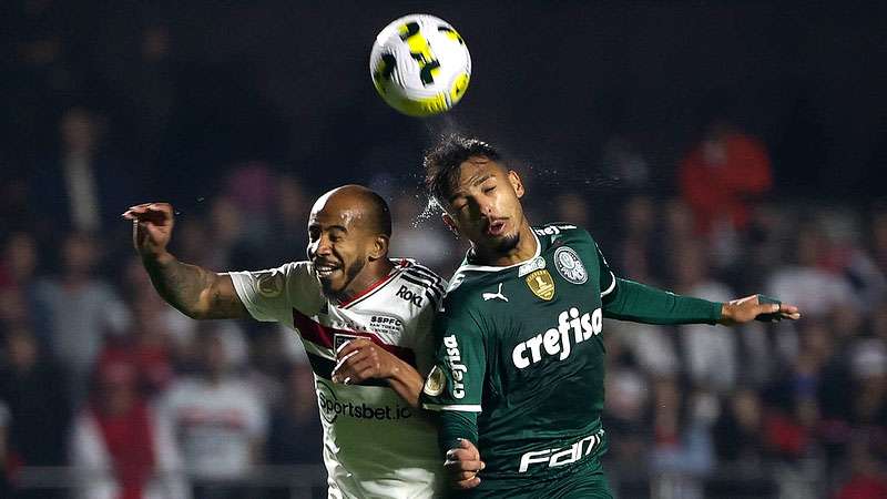 Gabriel Menino do Palmeiras em disputa com Patrick do SPFC, durante partida válida pela décima terceira rodada do Brasileirão 2022, no Morumbi.