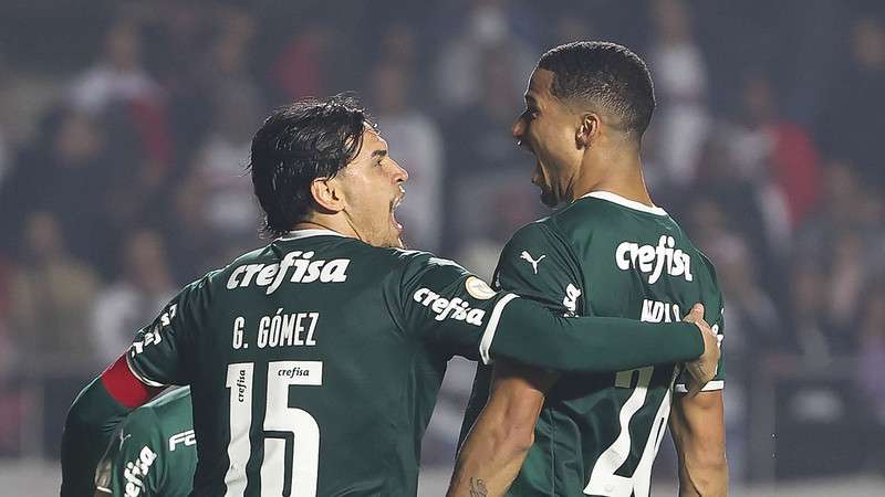 Murilo comemora com Gustavo Gómez seu gol pelo Palmeiras contra o SPFC, durante partida válida pela décima terceira rodada do Brasileirão 2022, no Morumbi.