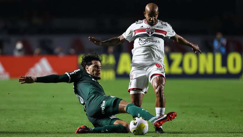 Gustavo Gómez do Palmeiras em disputa com Patrick do SPFC, durante partida válida pela décima terceira rodada do Brasileirão 2022, no Morumbi.