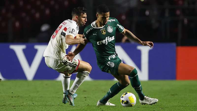 Murilo do Palmeiras em disputa com Calleri do SPFC, durante partida válida pela décima terceira rodada do Brasileirão 2022, no Morumbi.
