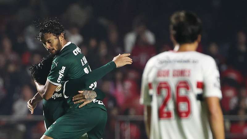Gustavo Scarpa comemora com Gustavo Gómez gol do Palmeiras contra o SPFC, durante partida válida pela décima terceira rodada do Brasileirão 2022, no Morumbi.