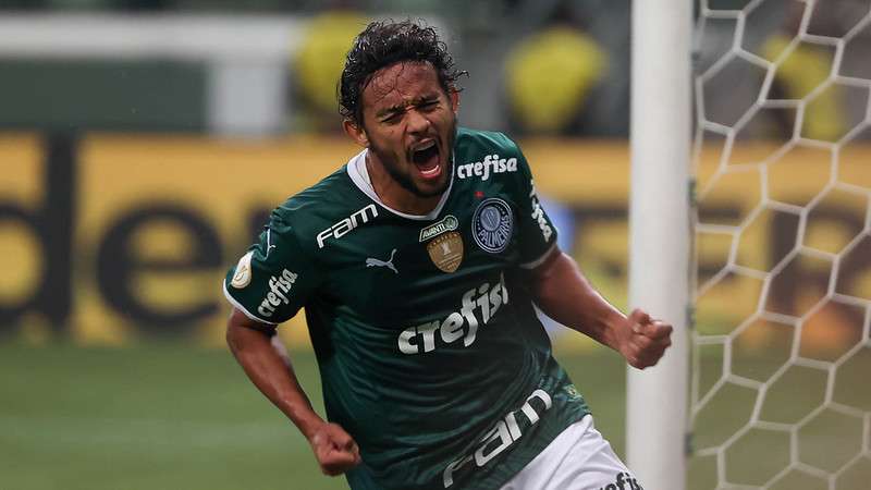 Gustavo Scarpa comemora seu gol pelo Palmeiras contra o Atlético-GO, durante partida válida pela décima segunda rodada do Brasileirão 2022, no Allianz Parque.