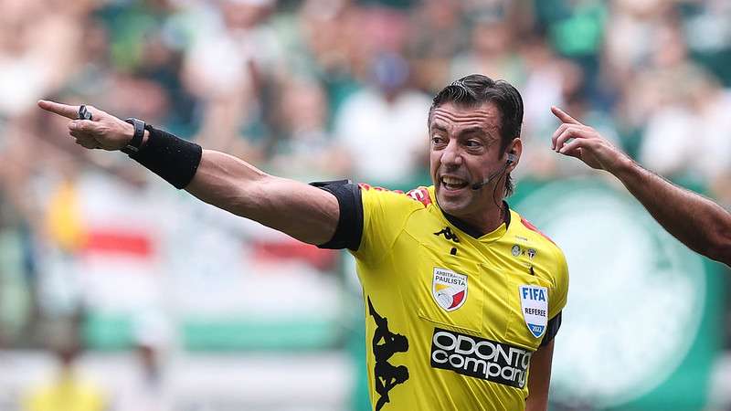 Raphael Claus em jogo do Palmeiras contra o SPFC, durante segunda partida válida pela final do Paulistão 2022, no Allianz Parque.