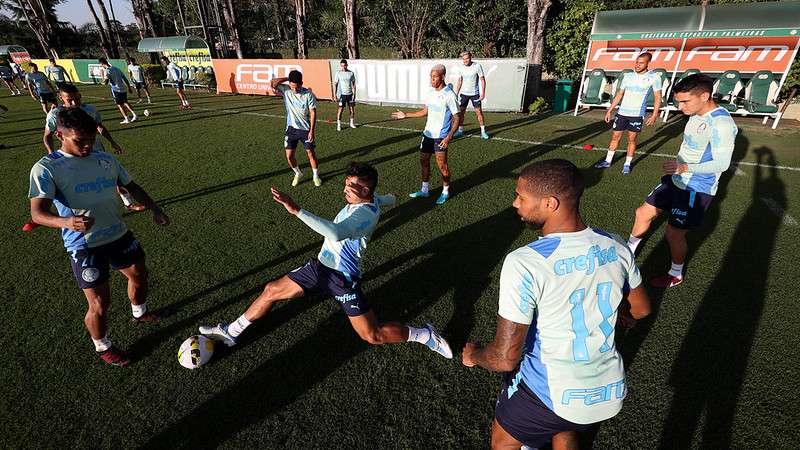 Atletas durante treinamento do Palmeiras na Academia de Futebol.