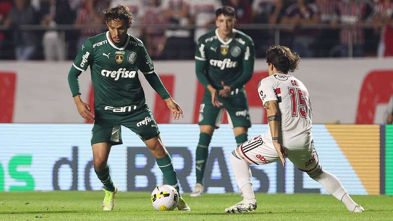 Gustavo Scarpa do Palmeiras em disputa com Gabriel do SPFC, durante primeira partida válida pelas oitavas de final da Copa do Brasil 2022, no Morumbi.