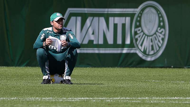 Abel Ferreira durante treinamento do Palmeiras na Academia de Futebol.