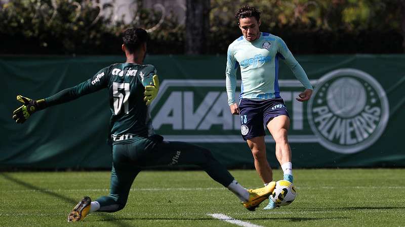 Raphael Veiga durante treinamento do Palmeiras na Academia de Futebol.