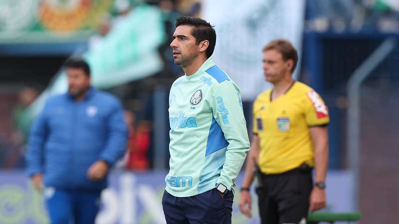 Abel Ferreira em jogo do Palmeiras contra o Avaí, durante partida válida pela décima quarta rodada do Brasileirão 2022, na Ressacada.