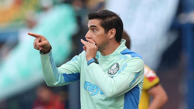 Abel Ferreira em jogo do Palmeiras contra o Avaí, durante partida válida pela décima quarta rodada do Brasileirão 2022, na Ressacada.