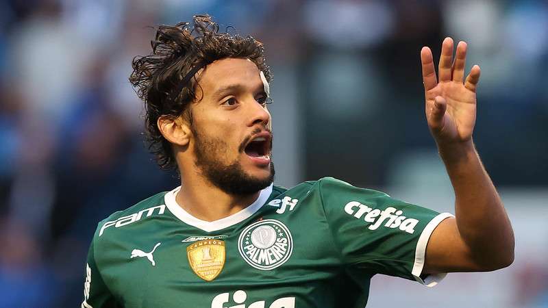 Gustavo Scarpa comemora seu gol pelo Palmeiras contra o Avaí, durante partida válida pela décima quarta rodada do Brasileirão 2022, na Ressacada.