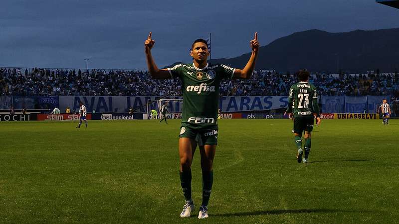 Rony comemora seu gol pelo Palmeiras contra o Avaí, durante partida válida pela décima quarta rodada do Brasileirão 2022, na Ressacada.