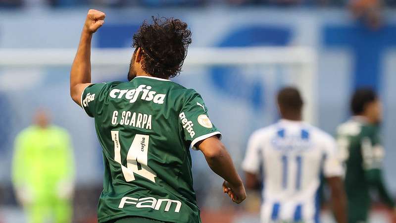 Gustavo Scarpa comemora seu gol pelo Palmeiras contra o Avaí, durante partida válida pela décima quarta rodada do Brasileirão 2022, na Ressacada.