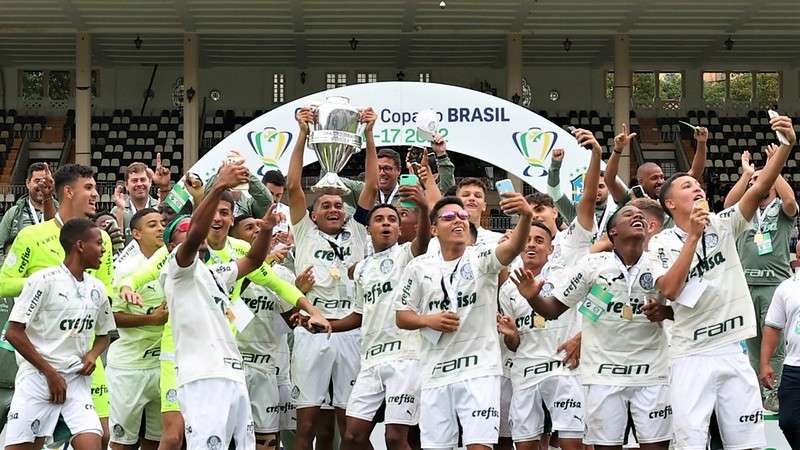 Elenco do Palmeiras comemora conquista sobre o Vasco da Gama, após segunda partida válida pela final da Copa do Brasil Sub-17, em São Januário, no Rio de Janeiro-RJ.