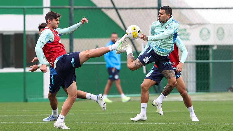 Kuscevic e Dudu durante treinamento do Palmeiras, na Academia de Futebol.