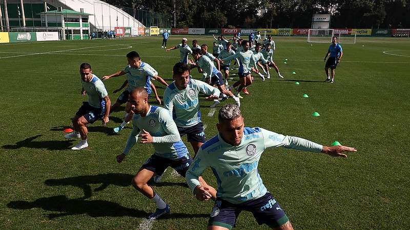 Atletas durante treinamento do Palmeiras na Academia de Futebol.