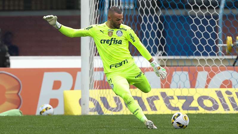 Weverton em jogo do Palmeiras contra o Avaí, durante partida válida pela décima quarta rodada do Brasileirão 2022, na Ressacada.