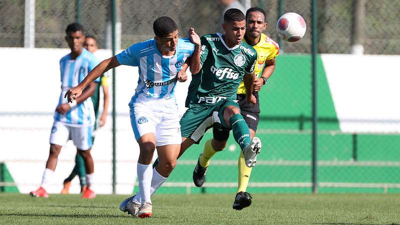 Atletas do Palmeiras em partida contra o Osvaldo Cruz, válida pela segunda rodada da segunda fase do Campeonato Paulista Sub-17, na Academia de Futebol 2, em Guarulhos-SP.