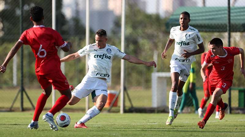 Atletas do Palmeiras em partida contra o União Mogi, válida pela décima rodada da primeira fase do Campeonato Paulista Sub-20, na Academia de Futebol 2, em Guarulhos-SP.