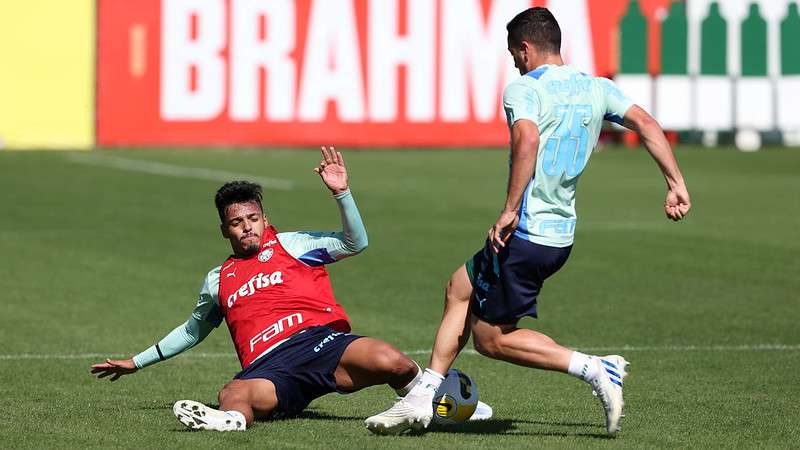 Gabriel Menino e Fabinho, durante treinamento do Palmeiras, na Academia de Futebol.